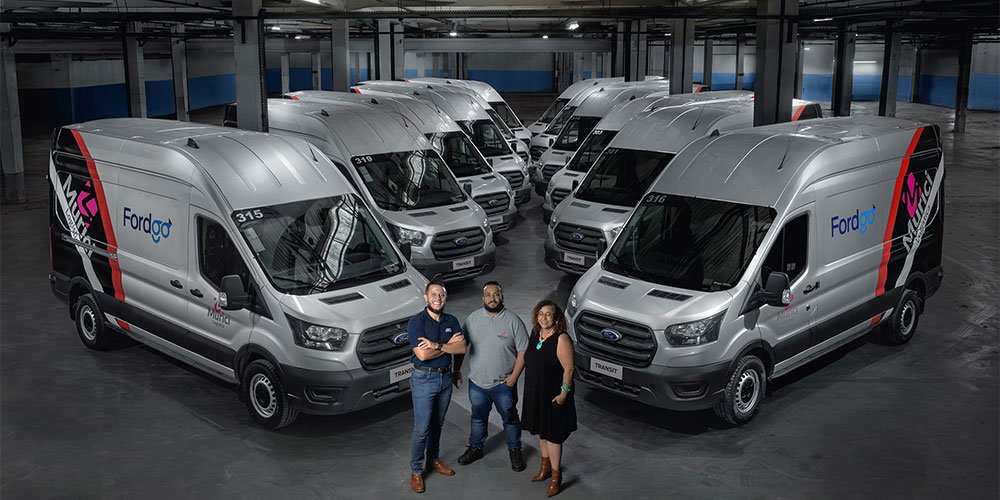 Victor Coelho, supervisor de Mobilidade e Novos Negócios da Ford, Rafael Abner Castilho da Silva, gestor de Frota da Murici Logística, e Edilene Ferreira dos Santos, gerente de Vendas Diretas da Ford Sinal (Foto: Divulgação/Ford)