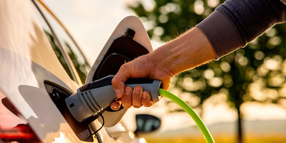 Arval lança guia para condutores de carros elétricos